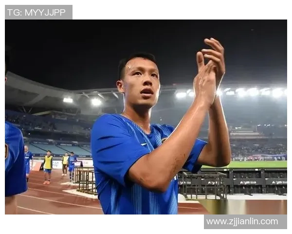 足球球星挺身而出用坚毅与勇气完成关键时刻的拯救 足球球星挺身而出用坚毅与勇气完成关键时刻的拯救